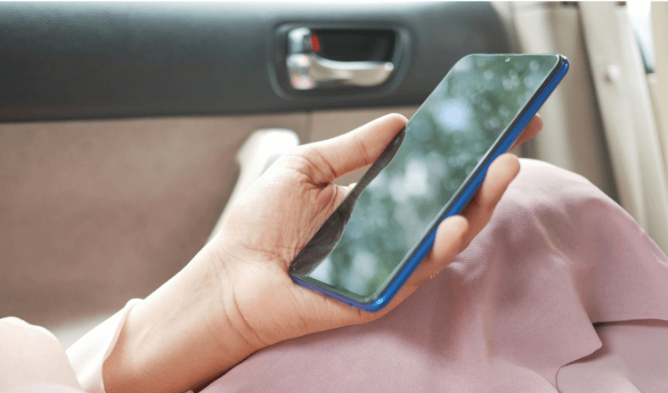 スマホを操作する女性の手