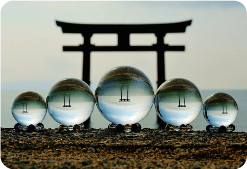 鳥居と水晶玉のイメージ